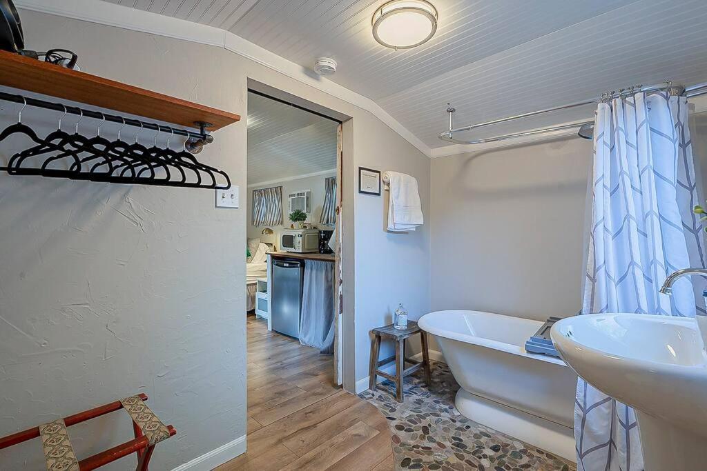 Cute Peaceful Tiny House Getaway W Backyard - Low Summer Rates! Tucson Bagian luar foto