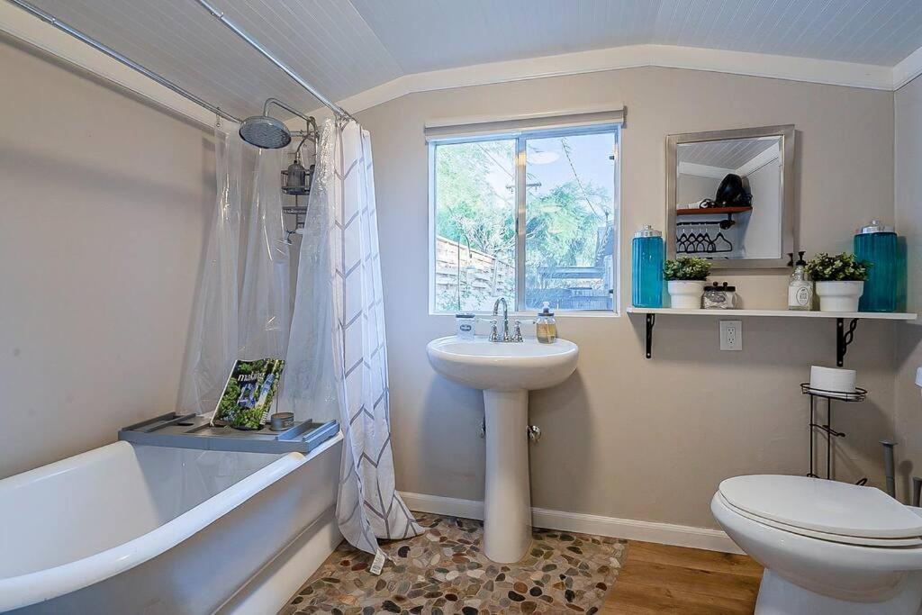 Cute Peaceful Tiny House Getaway W Backyard - Low Summer Rates! Tucson Bagian luar foto