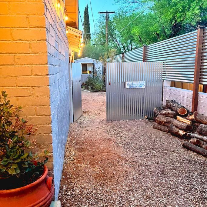 Cute Peaceful Tiny House Getaway W Backyard - Low Summer Rates! Tucson Bagian luar foto